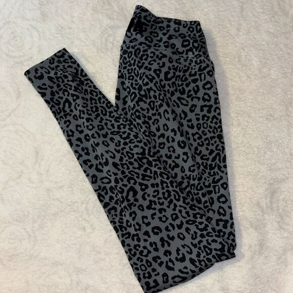 PINK Active leopard print workout leggings. grey and black. Sz small - Picture 9 of 9